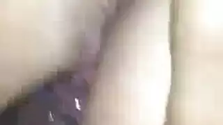 فتاة إسبانية بريئة ترتدي جوارب شبكية تُمارس معها الجنس بخشونة على فراشها