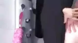 لقاء سريع في الحمام: عاهرة مصرية منتقبة تدمر مهبلها الضيق بواسطة سباك