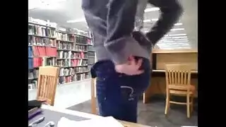 شريط جنسي في المكتبة: طالبة تخلع ملابسها ثم تمتلئ بالسائل المنوي