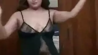 جميلة مصرية تؤدي رقصة إباحية، تفتح فرجها على السرير
