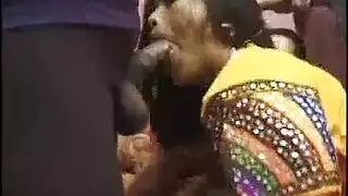 فتاة هندية تأخذ قضيبين: مشهد ثقب مزدوج مكثف