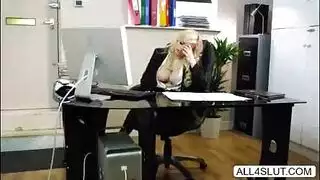 من تحت الطاولة إلى فوق: مشاهد إباحية في المكتب