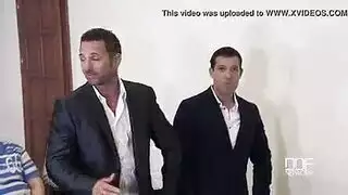 خلع الملفات القانونية: ممارسة جنس رباعية إباحية مع محامين في قاعة المحكمة