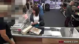 عاهرة أمريكية تُضرب بقضيب أسود كبير في جماع صريح