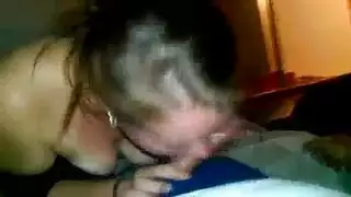 عاهرة منحرفة تفرش شعر فرجها لشريط جنسي عنيف