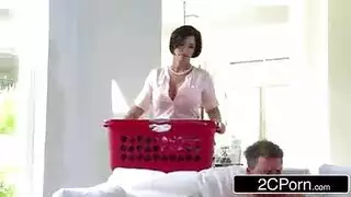 هذا الصبي يمارس الجنس مع امرأة تجتاح صديقته مع والدته